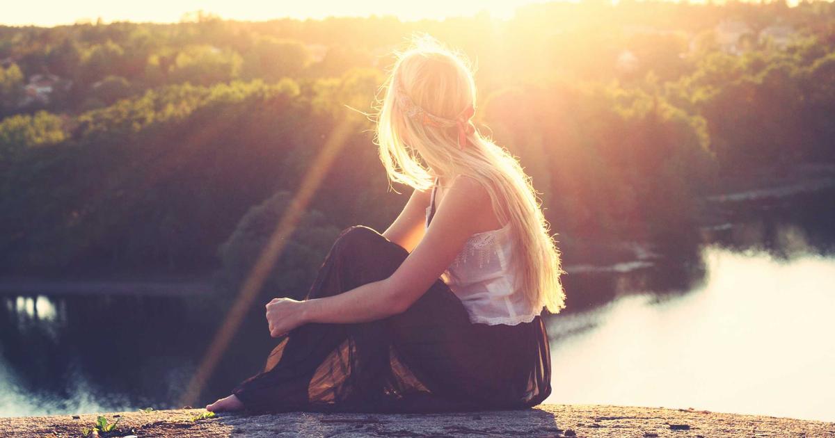 AI-generierte Illustration zum Thema staatliche KI-Kontrolle — abstraktes Schild mit KI-Symbol, das von einem Regierungsstempel überlagert wird