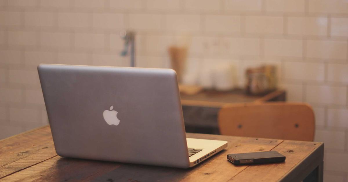 AI-generierte Illustration eines Gerichtsgebäudes mit digitalen KI-Symbolen und Pentagon-Silhouette im Hintergrund