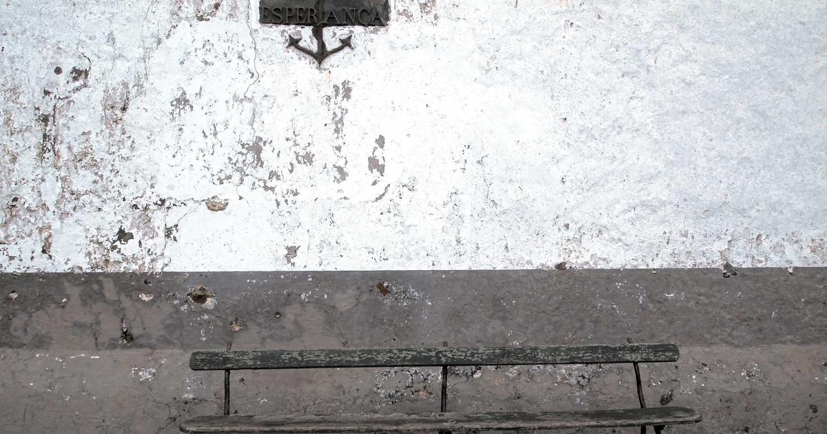 AI-generierte Illustration zum Thema Cybersecurity und künstliche Intelligenz – digitale Schaltkreise mit abstrakten Sicherheitssymbolen